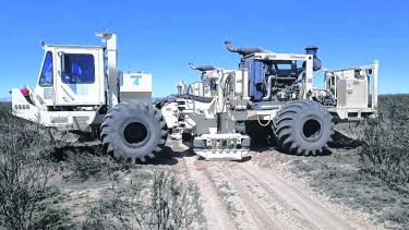 Camiones vibros. La firma propuso una exploración sísmica 3D que  fue determinante para quedarse con la adjudicación.  
