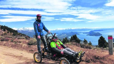 Este verano se utilizó una silla de trekking adaptado para que personas con movilidad reducida puedan disfrutar de la montaña. Foto: archivo