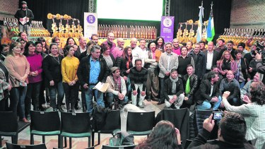 El gobernador hoy en Roca, en la entrega de guitarras que hizo el IUPA a las comisiones de fomento.