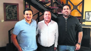 Barresi, Weretilneck y Maida, ayer al mediodía en la casa del ministro Di Giacomo. El anuncio llegó cerca del plazo final para anotarse.