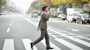 El peatón tecnológico, el nuevo problema de la movilidad