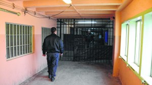Ya está detenido en el Penal 2 de Roca el preso que se escapó por la puerta de una comisaría de Cipolletti