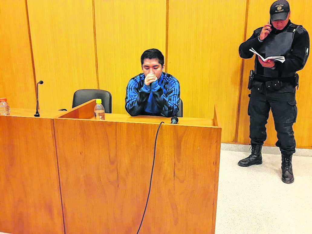 Linares llegó esposado a la audiencia donde se le prorrogó por cuatro meses la prisión preventiva.