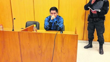 Linares llegó esposado a la audiencia donde se le prorrogó por cuatro meses la prisión preventiva.