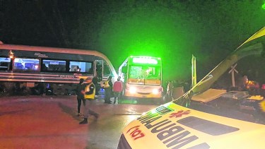 Diez personas resultaron con heridas leves. Unos fueron derivados al Castro Rendón y otros al Bouquet Roldán. Foto: Juan Thomes