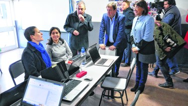 Weretilneck en la inauguración de la sede de la ESRN Rural, Virtual, de Viedma. Profesoras narran la metodología de la enseñanza. Foto : Marcelo Ochoa