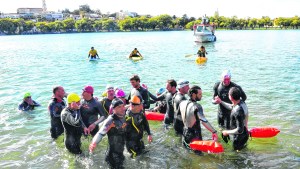 Nadaron en el río Negro para homenajear a los caídos en Malvinas