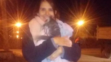 La mujer abrazando feliz a su gatito, después del rescate. (Gentileza).-
