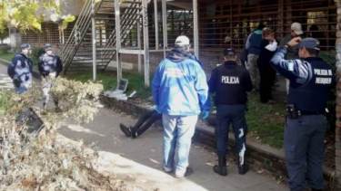 Los sujetos se encontraban en la vereda de la primaria 247 de San Martín de los Andes. (Foto: Gentileza.-)