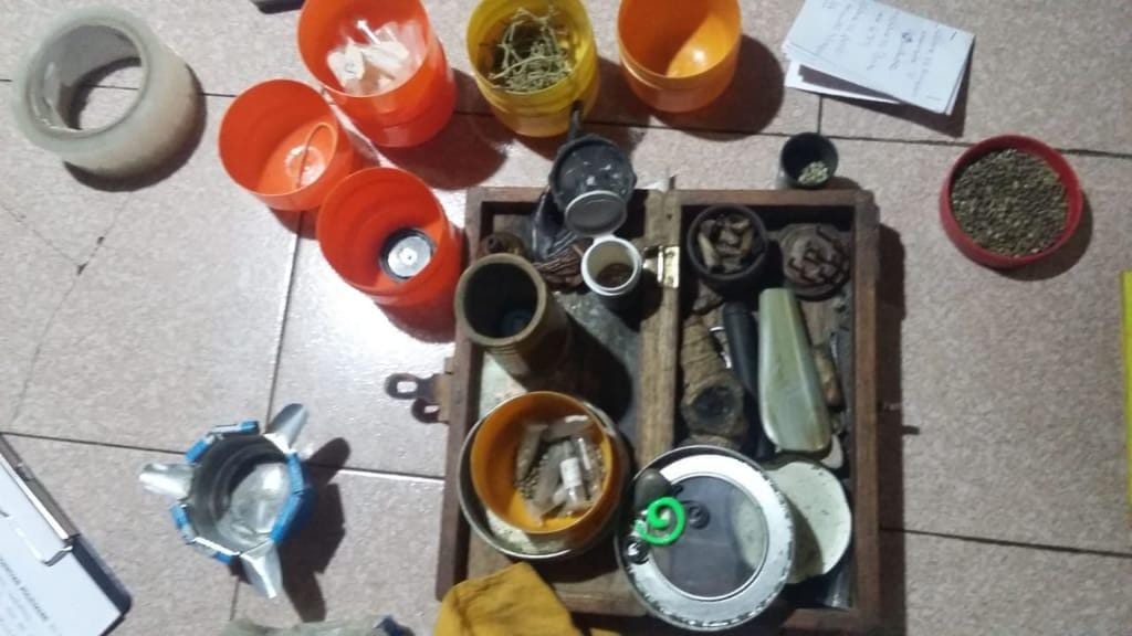 La policía secuestró seis kilos de marihuana, frascos, semillas y armas. (Foto: Gentileza.-)