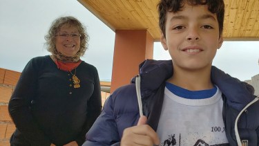 María Eugenia Sar escoltando a su nieto Joaquín. La mujer falleció el fin de semana, y su deceso generó un profundo pesar en San Antonio Oeste 