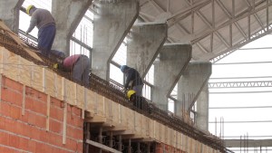 Empezaron de nuevo la construcción del gimnasio que voló el viento en Neuquén