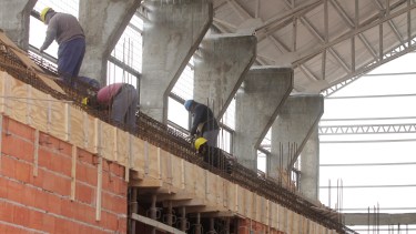 Empezaron de nuevo la construcción del gimnasio que voló el viento en Neuquén