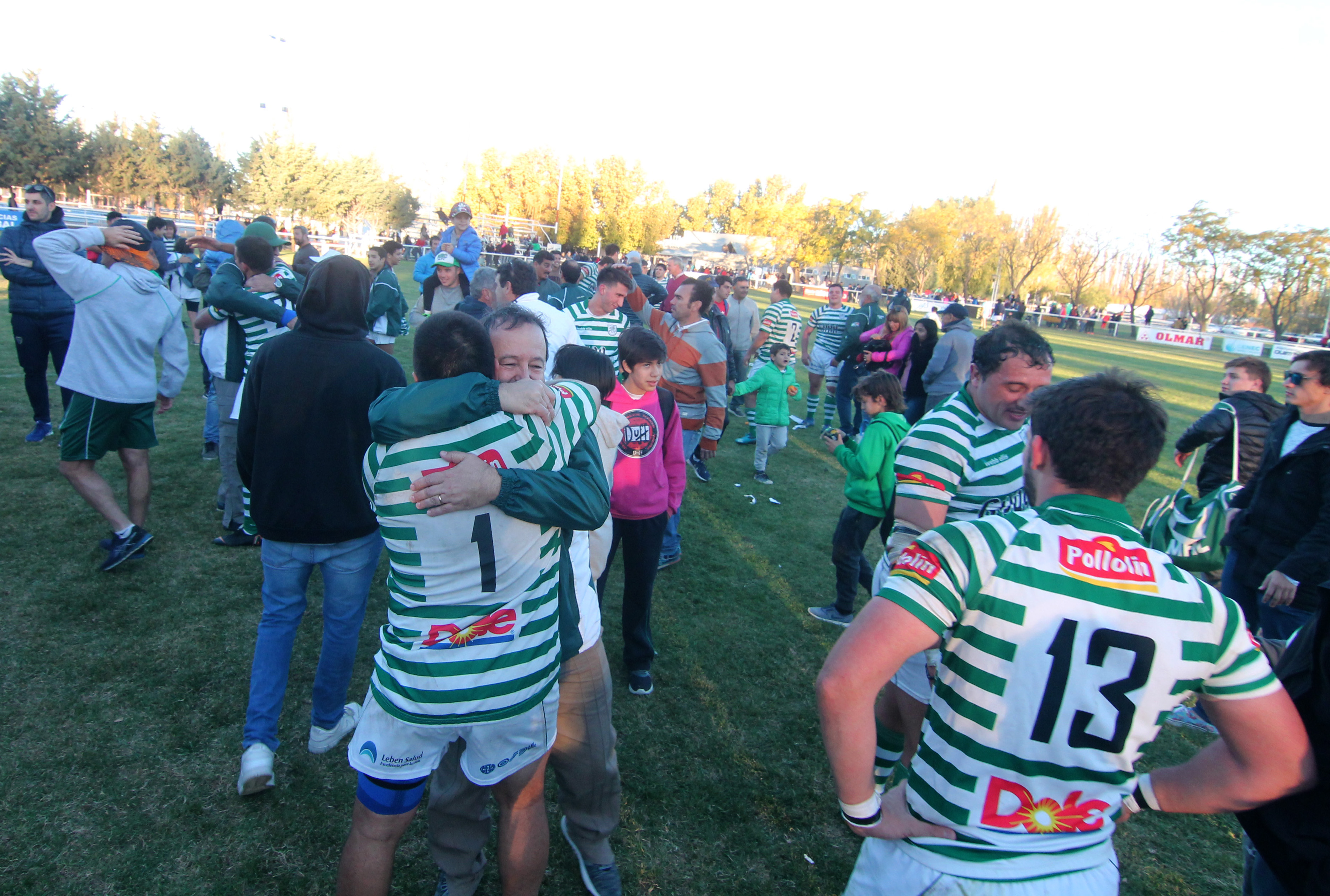 El público, los jugadores y el cuerpo técnico de la Hormiga se desahogaron después de la victoria. (Foto: Oscar Livera)