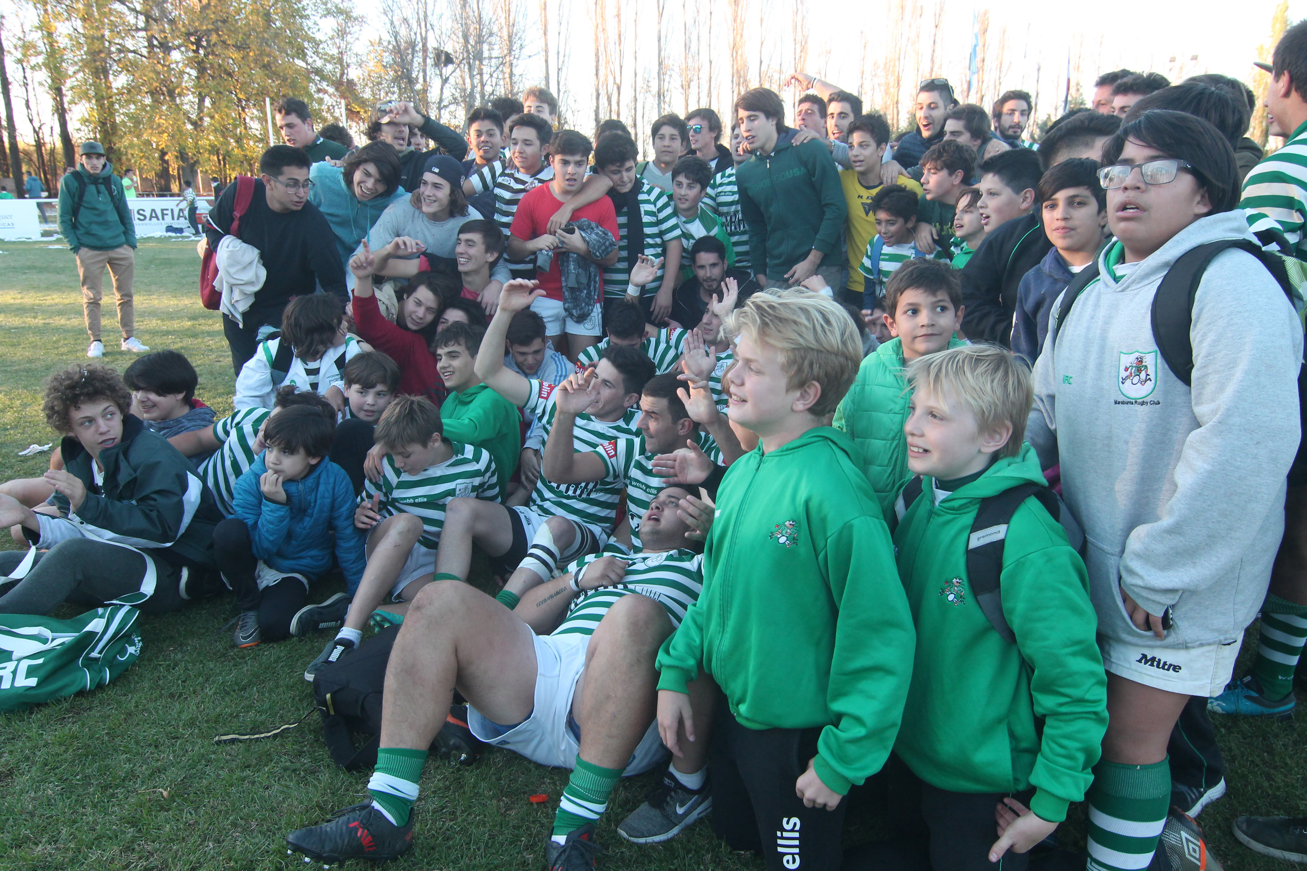 Los jóvenes del Verde disfrutaron de la victoria del equipo mayor. (Foto: Oscar Livera)