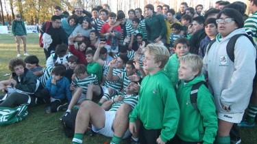 Los jóvenes del Verde disfrutaron de la victoria del equipo mayor. (Foto: Oscar Livera)