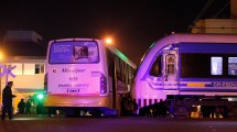 Imagen de Violento choque entre un colectivo y el Tren del Valle en la capital neuquina