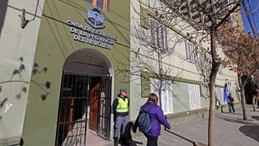 El gobernador envió el proyecto de adhesión a "ley Micaela" cuando inició el año legislativo. La diputada del FpV, Nanci Parrilli, sumó el suyo. Foto Juan Thomes.