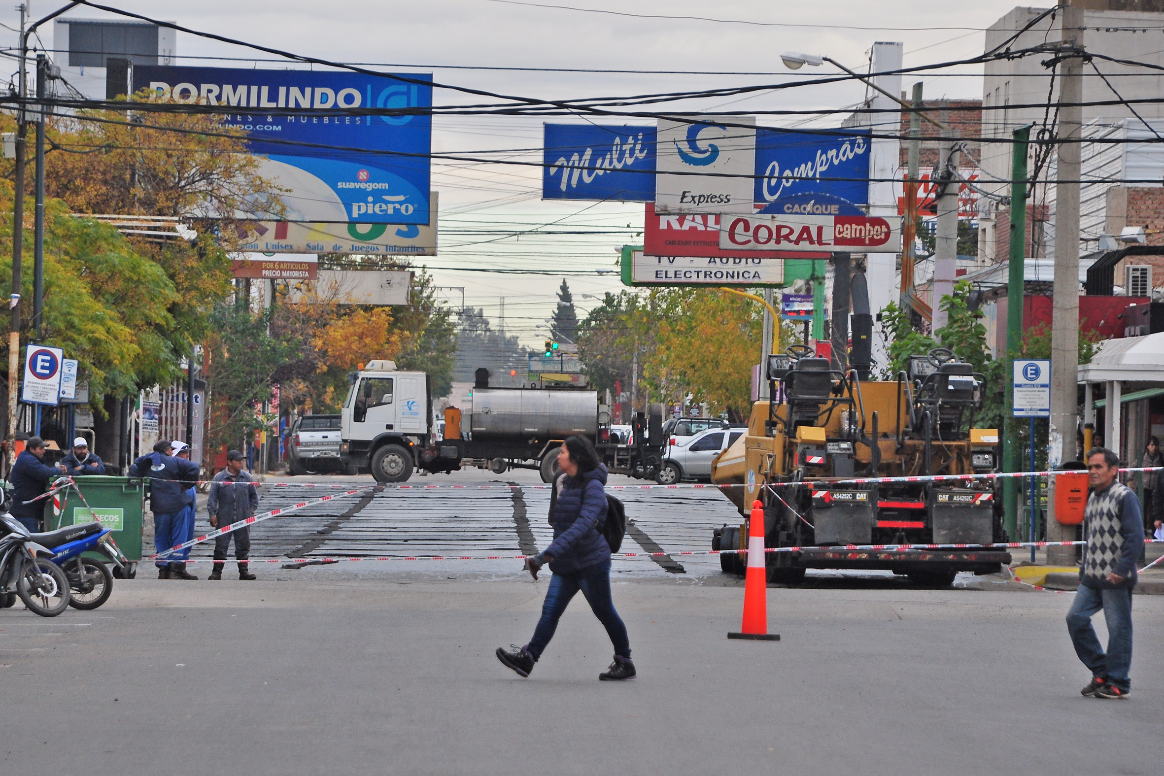 Las obras para los carriles exclusivos en el Bajo neuquino comenzaron ayer sobre la calle Sarmiento.