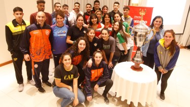 Los y las basquetbolistas dijeron presente en el lanzamiento del torneo. Desde el viernes comienzan a verse las caras. (Foto: Juan Thomes)