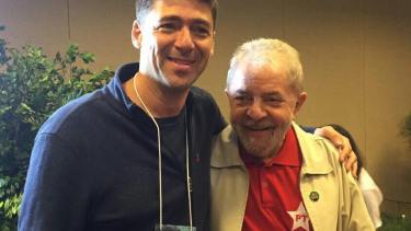 El hermano del gobernador Omar Gutiérrez, Pablo, junto al expresidente de Brasil Lula Da Silva. Foto Gentileza