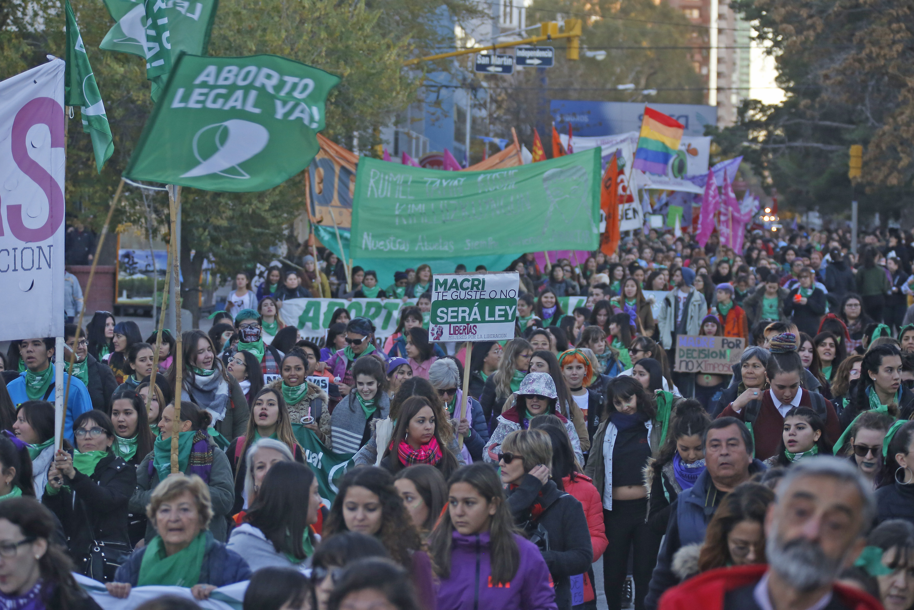 Gran movilización en Neuquén por el aborto legal, seguro y gratuito. (Foto: Juan Thomes)