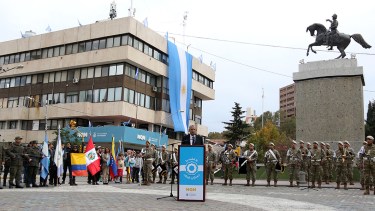 El monumento a San Martín fue escenario del festejo del 25 de Mayo. La municipalidad lució una gigantesca bandera. Gentileza municipalidad de Neuquén