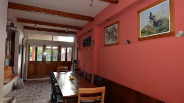 El garaje convertido en un quincho para grandes encuentros.