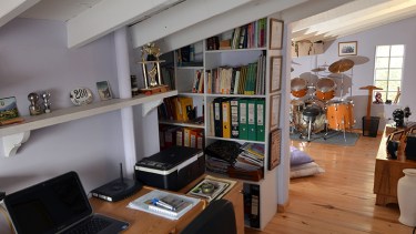 El piso de madera da sensación de calidez al ambiente.