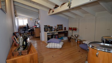 Estudio, sala de música y rincón para hacer yoga hallaron su lugar específico en el nuevo altillo.