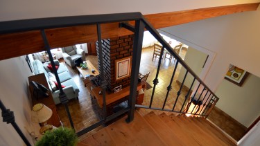 La escalera sale del living al altillo, totalmente nuevo, ganado a expensas del espacio muerto destinado al tanque de reserva.