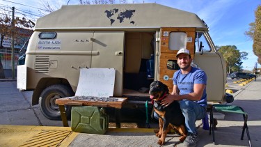 Recicló una combi y viaja con su perro hacia Alaska