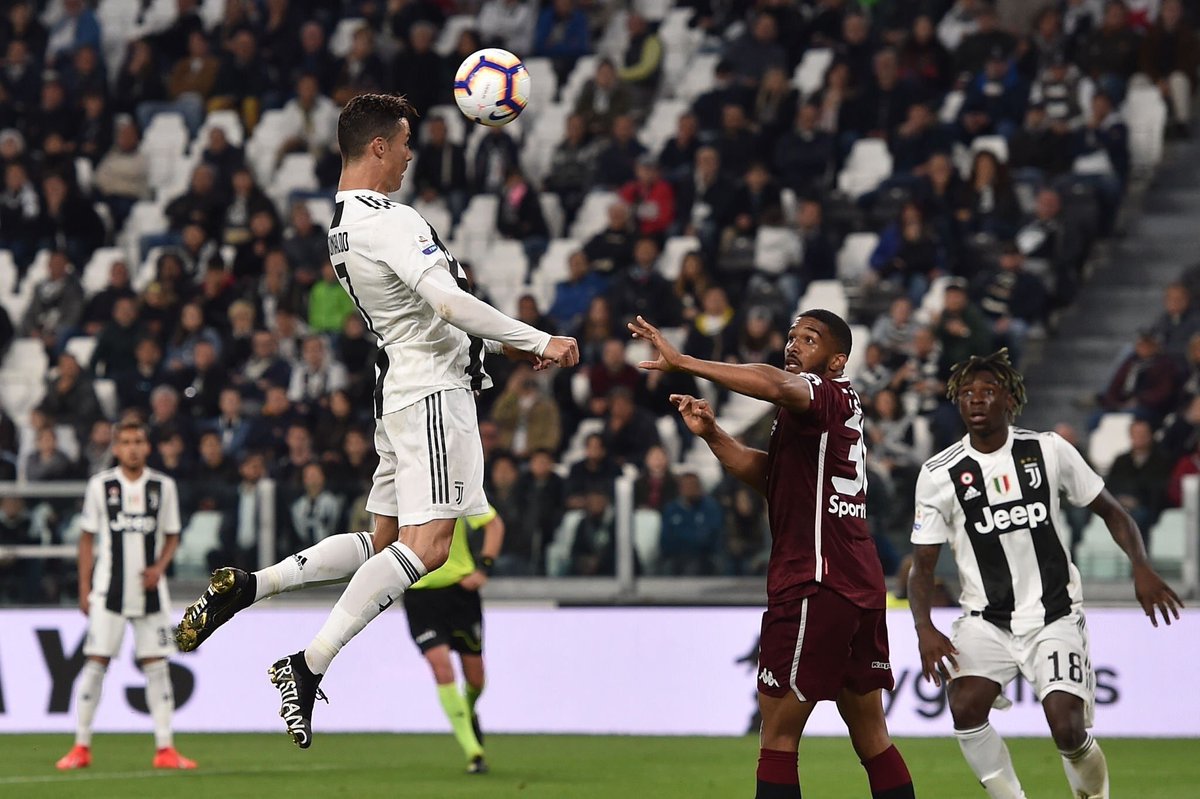 Ronaldo ganó en las alturas y metió su 100° gol de cabeza, el 601° de su carrera.