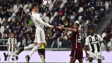 Ronaldo ganó en las alturas y metió su 100° gol de cabeza, el 601° de su carrera.