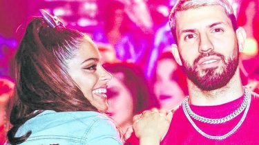 La artista acompañó el tema con un videoclip del que participó el Kun Agüero.