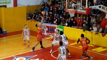 Básquet: Español descontó ante Viedma y Racing dio el golpe en Patagones