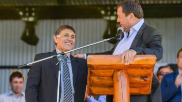 Intendente y gobernador, durante el último aniversario de la localidad.