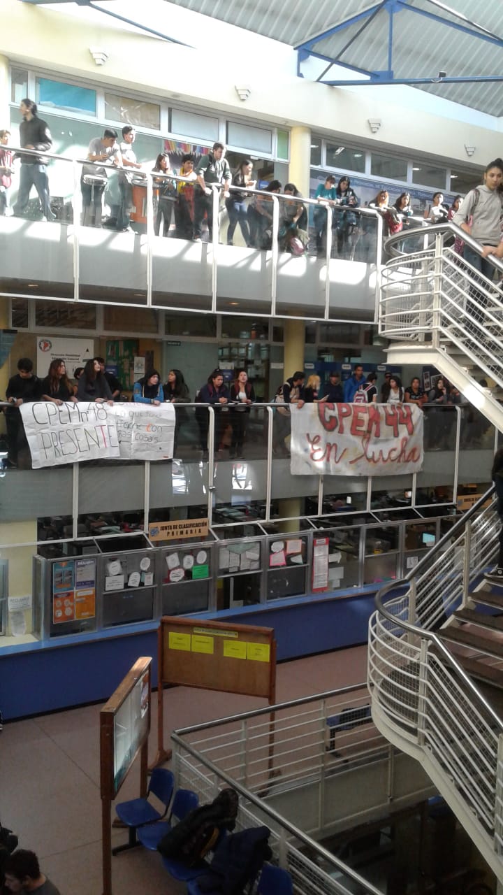 Los estudiantes secundarios protestaron en el CPE por el estado de sus edificios. (Gentileza)
