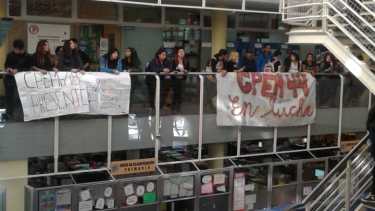 Los estudiantes secundarios protestaron en el CPE por el estado de sus edificios. (Gentileza)