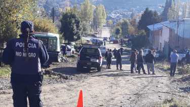 Policías y el área de Criminalística recaban pruebas en la zona del hallazgo.