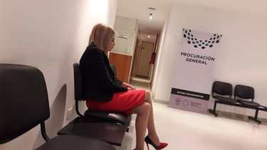 Macchi aguardó ayer afuera del recinto, en la Ciudad Judicial de Roca - Fotos: César Izza.