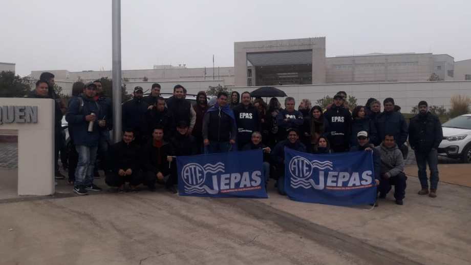 Trabajadores del EPAS aguardaron en el ingreso de la Legislatura. Foto: Gentileza
