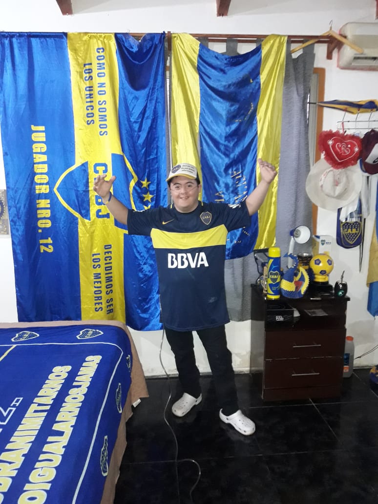 Francis Ojeda suña con conocer a Carlitos Tevez y es fanático de Boca. (Gentileza).-