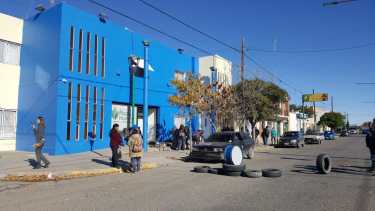 Los trabajadores se ubicaron frente al municipio de Huincul, sobre la avenida San Martín. (Andrea Vázquez).- 