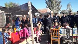 La policía realizó una colecta solidaria y entregó alimentos a un merendero de Plottier