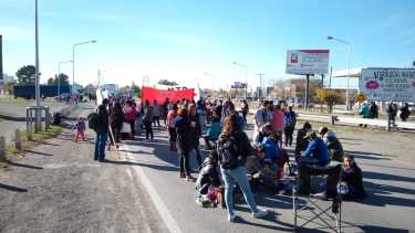 Los manifestantes se instalaron sobre la Ruta 22, a metros del puente carretero. (Foto: Yamil Regules)