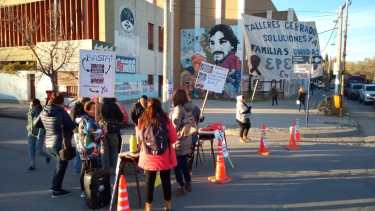 Las familias de la EPET 8 cortaron la calle Perticone en la esquina con avenida Olascoaga. (Yamil Regules).-