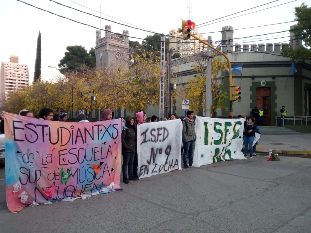 Los estudiantes de docencia y secundarios cortaron la calle Roca frente a la Casa de Gobierno.