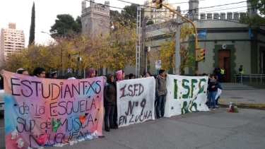 Los estudiantes de docencia y secundarios cortaron la calle Roca frente a la Casa de Gobierno.
