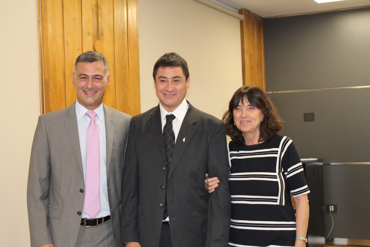 El ganador del concurso Nelson Vigueras (en el centro) junto a la presidenta del STJ Adriana Zaratiegui y el procurador subrogante Fabricio Brogna.